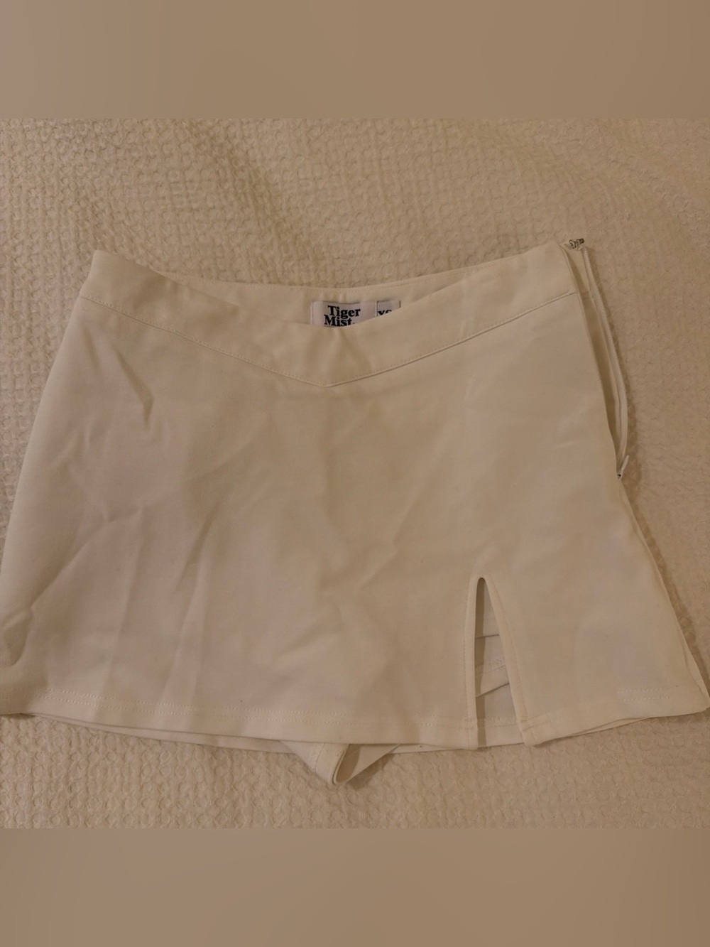 Tiger Mist White V-Waist Mini Skort with Front Slit